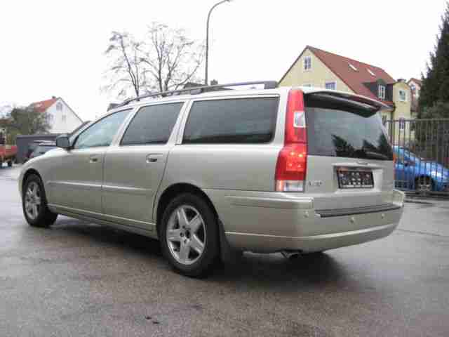 Volvo V 70 Kombi 2.5T AWD Momentum/Leder/Navi./Autom.