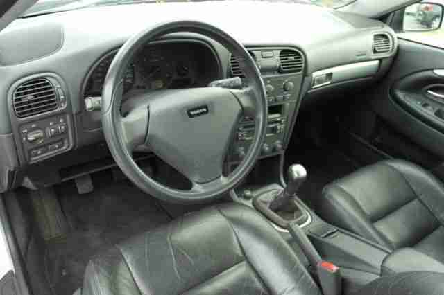Volvo V40 1.9 D ALU/LEDER/8-fach bereift
