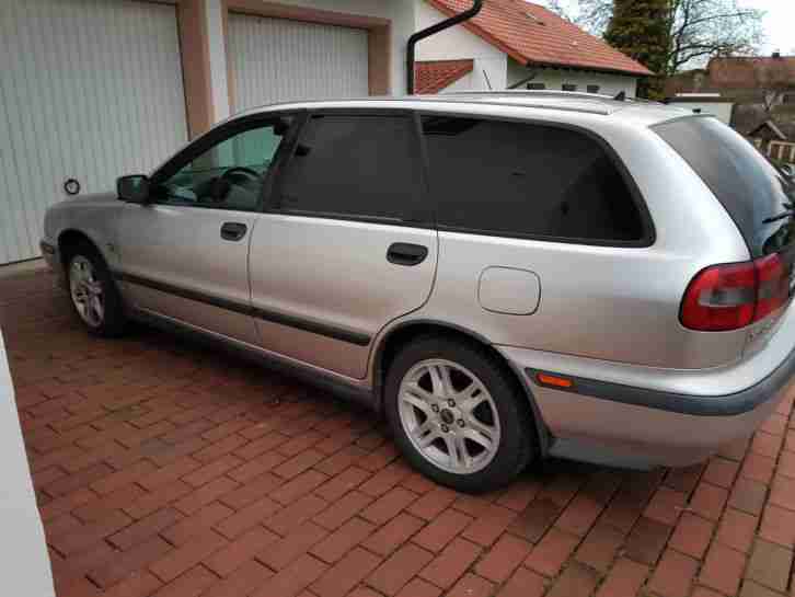 Volvo V40, TÜV 03/18, EZ 2000, silber auf Winterreifen