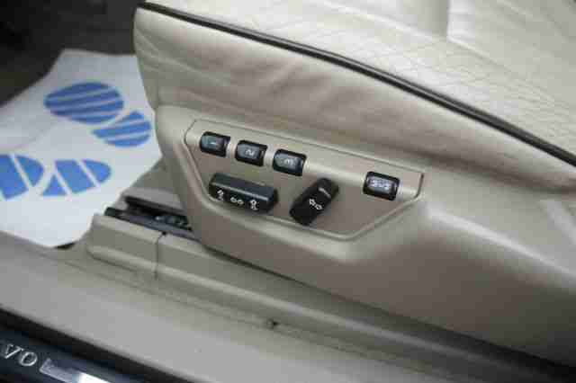 Volvo XC 90 V8 Executive DVD in Fond Glasdach 7 Sitzer