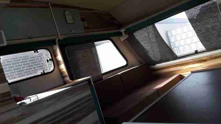 Wohnwagen mit vorzelt und Fahrradtraeger