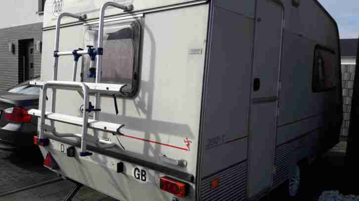 Wohnwagen mit vorzelt und Fahrradtraeger