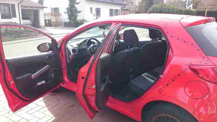 Zu verkauf steht ein Mazda 2 in einem sehr guten Zustand und Scheckheft gepflegt