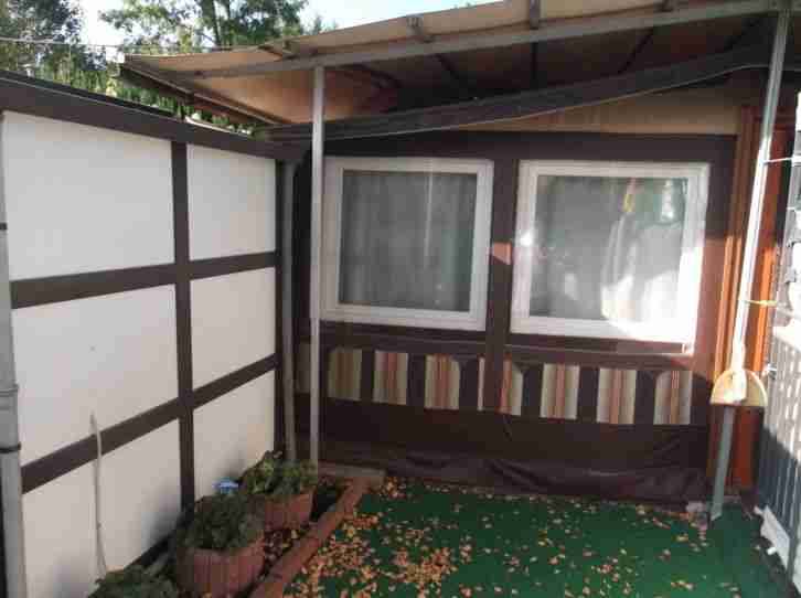 fester Wohnwagen mit Vorzelt und Stellplatz