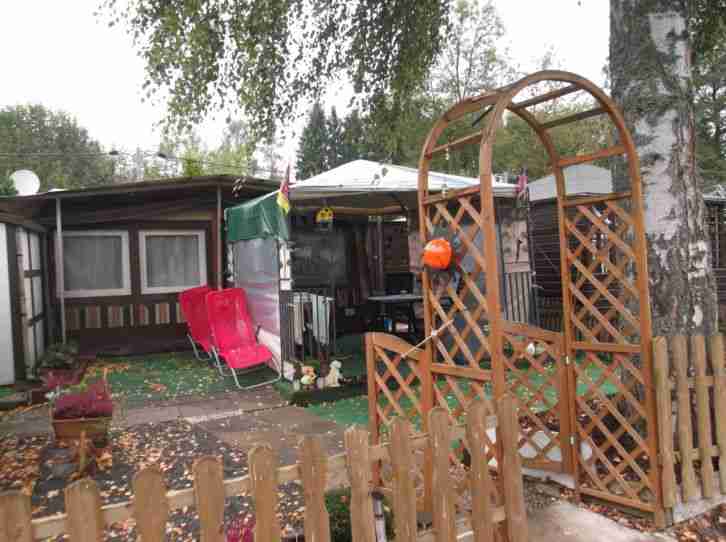 fester Wohnwagen mit Vorzelt und Stellplatz