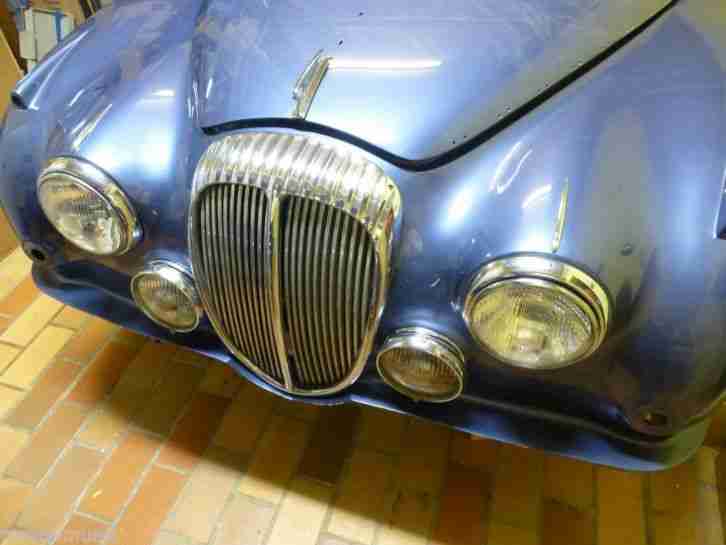 zwei JAGUAR-DAIMLER V8 SP250 SALOON, 3 Motoren, einer teilrauriert